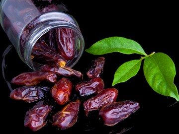 रोज 'खजूर' खाल्ल्याने कॅन्सर-डायबेटिसचा धोका कमी होतो? डाॅक्टर सांगतात... रोज 'खजूर' खाल्ल्याने कॅन्सर-डायबेटिसचा धोका कमी होतो? डाॅक्टर सांगतात...