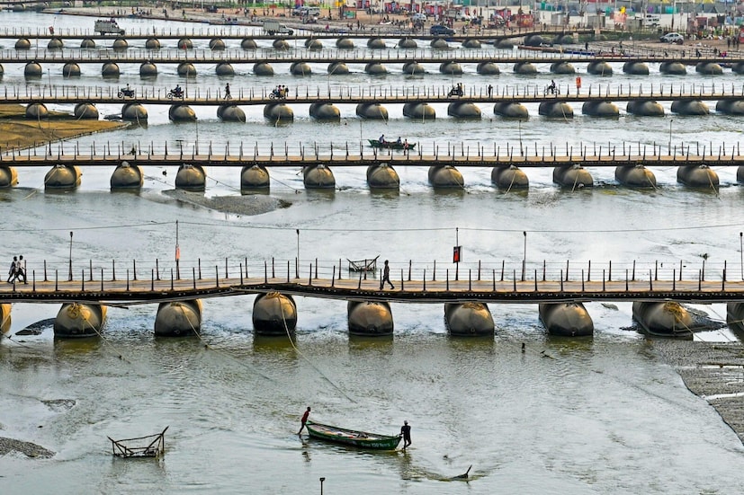 महाकुंभ 2025 ने उत्तर प्रदेशात आध्यात्मिक पर्यटनासाठी नवीन संधी निर्माण केली आहे. या मोहिमेचे नेतृत्व विशेष अधिकारी आकांक्षा राणा करत आहेत, ज्यांच्या देखरेखीखाली शेकडो स्वच्छता मित्र आणि गंगा सेवा दूत सक्रियपणे काम करत आहेत.