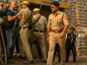 बॉक्स ऑफिसवर DISASTER, 300 कोटींचा सिनेमा आता OTT वर टॉप ट्रेंडिंग!