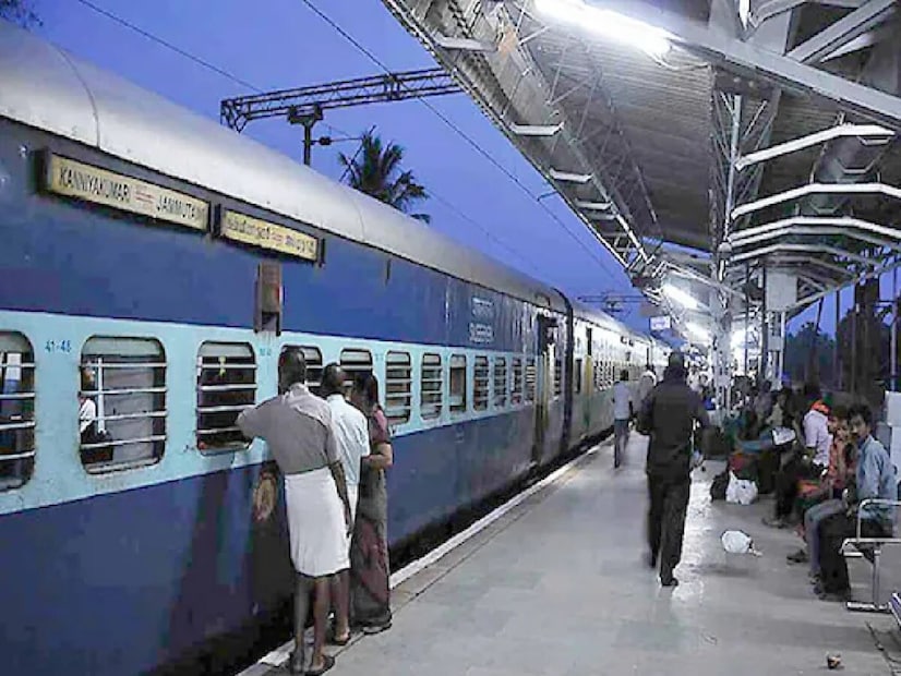 याशिवाय, 4-5% प्रवासी तिकीट घेतल्यानंतरही प्रवास करत नाहीत, त्यामुळे 25% सीट्स कन्फर्म होतात.जर एका गाडीत 10 स्लीपर कोच असतील, तर 180 नंबरपर्यंत वेटिंग लिस्ट कन्फर्म होण्याची शक्यता असते.