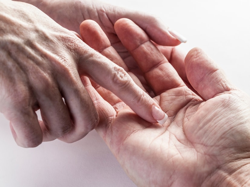 हातावर असं चिन्ह उमटणारे लोक कला आणि सर्जनशीलतेमध्ये उत्कृष्ट कामगिरी करतात. चंद्र चिन्ह केवळ नातेसंबंध दर्शवत नाही तर व्यक्तीच्या स्वभाव आणि प्रतिभेला देखील सूचित करते. ज्यांच्या तळहातावर अपूर्ण किंवा पूर्ण चंद्र असतो ते अत्यंत संवेदनशील, सर्जनशील आणि कल्पनाशील असतात.