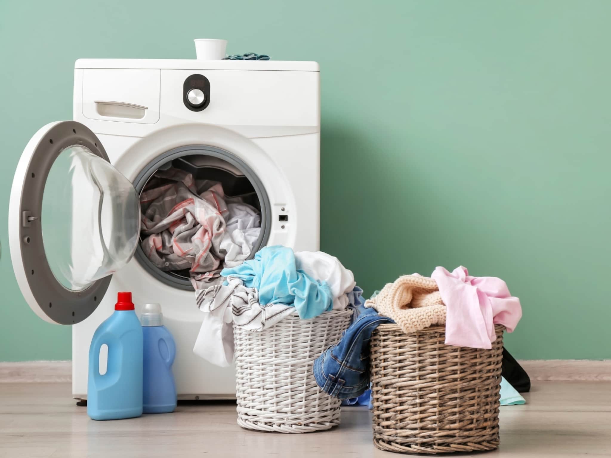 Washing Machine मध्ये कपडे टाकताच थरथरु लागते का? या ट्रिकने सॉल्व्ह होईल प्रॉब्लम