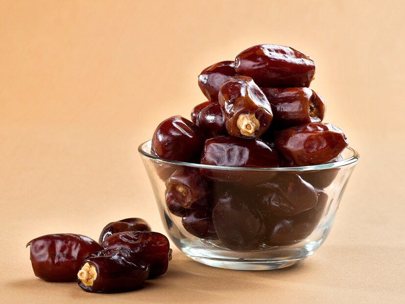  हाडे आणि रक्तातील साखरेसाठी फायदेशीर : खजूरमध्ये फॉस्फरस, कॅल्शियम आणि मॅग्नेशियम यांसारखी खनिजे असतात, जी हाडे मजबूत करण्यास आणि ऑस्टिओपोरोसिससारख्या आजारांना प्रतिबंध करण्यास मदत करतात. तसेच, त्याचा कमी ग्लायसेमिक इंडेक्स रक्तातील साखर नियंत्रणात ठेवण्यास मदत करतो.
