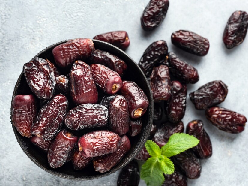  नैसर्गिक गोडव्याचा स्रोत: खजूरमध्ये नैसर्गिक गोडवा असतो, ज्यामुळे ते पांढऱ्या साखरेला एक उत्कृष्ट आणि आरोग्यदायी पर्याय ठरते. त्यात असलेली पोषक तत्वे, फायबर आणि अँटिऑक्सिडंट्स ते एक आरोग्यदायी गोड पदार्थ बनवतात.