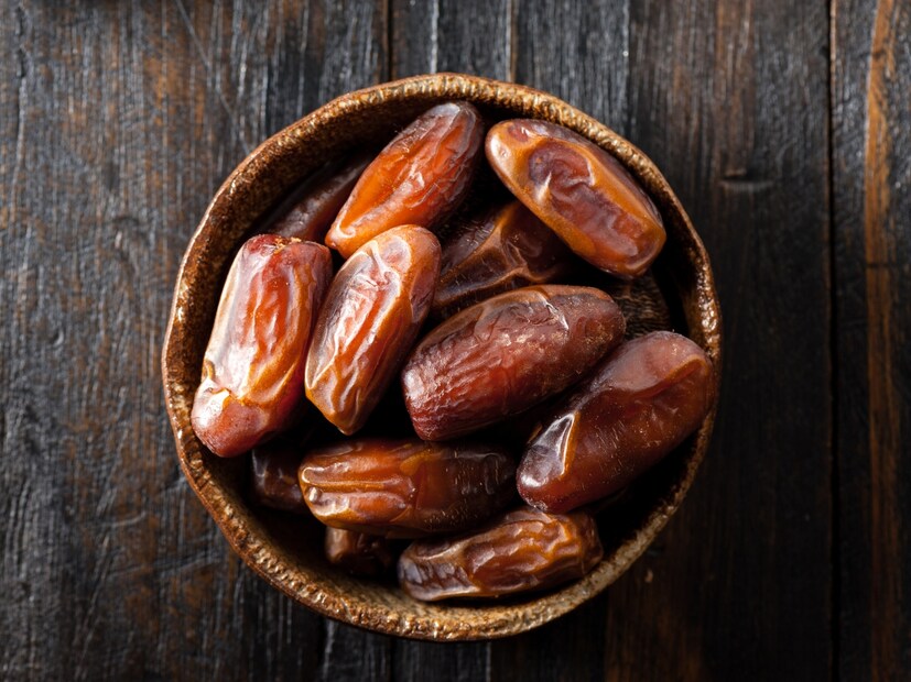  नैसर्गिक प्रसूती सुलभ करते : गर्भधारणेच्या शेवटच्या काही आठवड्यांत खजूर खाल्ल्याने प्रसूतीदरम्यान वेदना कमी होण्यास आणि प्रसूती सुरळीत होण्यास मदत होते. ते गर्भाशयाच्या स्नायूंना मजबूत करते आणि प्रसूतीची प्रक्रिया नैसर्गिक ठेवण्यास मदत करते.