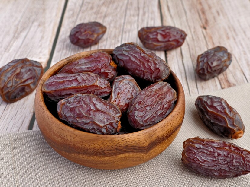  मेंदूसाठी फायदेशीर : खजूर मेंदूच्या आरोग्यासाठी देखील खूप फायदेशीर आहे. ते जळजळ कमी करण्यास आणि मेंदूमध्ये प्लेक तयार होण्याची प्रक्रिया रोखण्यास मदत करते, ज्यामुळे अल्झायमरसारख्या आजारांना प्रतिबंध करणे शक्य होते.