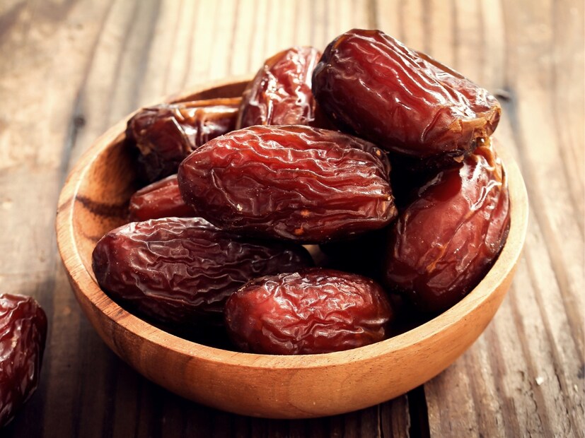  शक्तिशाली अँटिऑक्सिडंट्सचा स्रोत : खजूरमध्ये अनेक प्रकारचे अँटिऑक्सिडंट्स असतात, जे हृदयविकार, कर्करोग, अल्झायमर आणि मधुमेह यांसारख्या गंभीर आजारांचा धोका कमी करण्यास मदत करू शकतात. ते शरीरातील जळजळ कमी करतात आणि पेशी निरोगी ठेवतात.