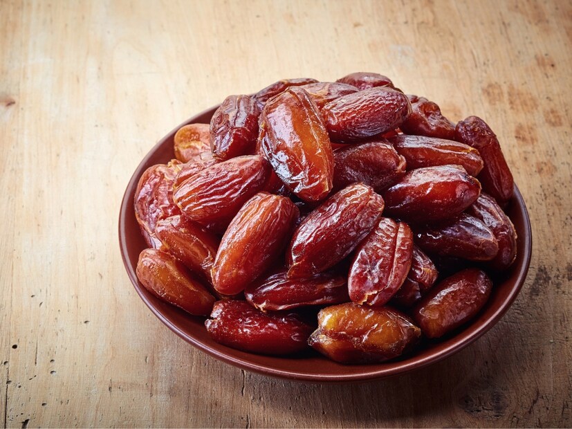  फायबरने समृद्ध : फायबर आपल्या एकूण आरोग्यासाठी खूप महत्त्वाचे आहे. खजूरमध्ये फायबर भरपूर प्रमाणात असते, ज्यामुळे पचनक्रिया मजबूत होण्यास आणि बद्धकोष्ठता दूर होण्यास मदत होते. याशिवाय, रक्तातील साखर नियंत्रणात ठेवण्यासही ते उपयुक्त आहे.