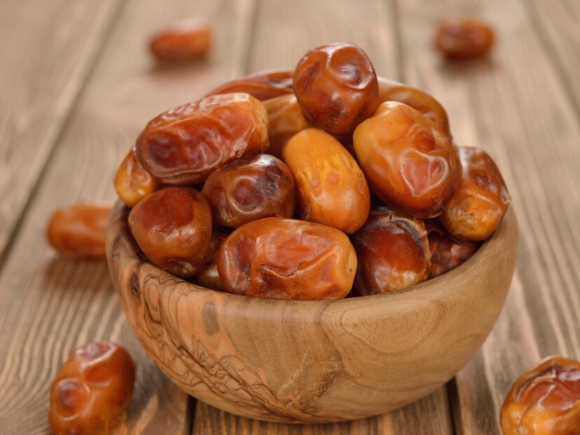  पोषक तत्वांनी समृद्ध : खजूरमध्ये अनेक आवश्यक जीवनसत्त्वे आणि खनिजे असतात, जी केवळ शरीराला पोषक तत्वे पुरवत नाहीत, तर रोगप्रतिकारशक्ती वाढवतात. मात्र, सुक्या फळांच्या श्रेणीत असल्याने त्यात कॅलरीजही जास्त असतात.