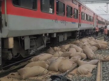 जळगावात मुंबई -अमरावती एक्सप्रेसचा अपघात, पहाटे 4 वाजता नेमकं काय घडलं?