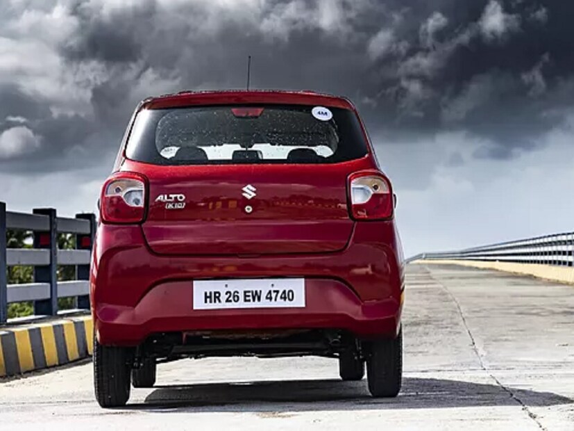 Car Discount Hacks: सणासुदीचा हंगाम नुकताच सुरू होणार आहे, त्यामुळे अनेकांनी आतापासून कार खरेदी करण्याचे नियोजन करायला सुरुवात केली आहे, कारण सणासुदीच्या हंगामात जास्तीत जास्त डिस्काउंट मिळते. खरंतर, आज आम्ही तुम्हाला अशा काही गोष्टी सांगणार आहोत की जर तुम्ही कार शोरूममध्ये जाऊन तिथे उपस्थित असलेल्या एक्झिक्युटिव्हला विचारले तर तुम्हाला कारवर चांगली सवलत मिळू शकते. ही सवलत मिळवण्यासाठी तुम्हाला कोणत्याही सणाची वाट पाहण्याचीही गरज नाही. चला जाणून घेऊया त्या गोष्टी काय आहेत.
