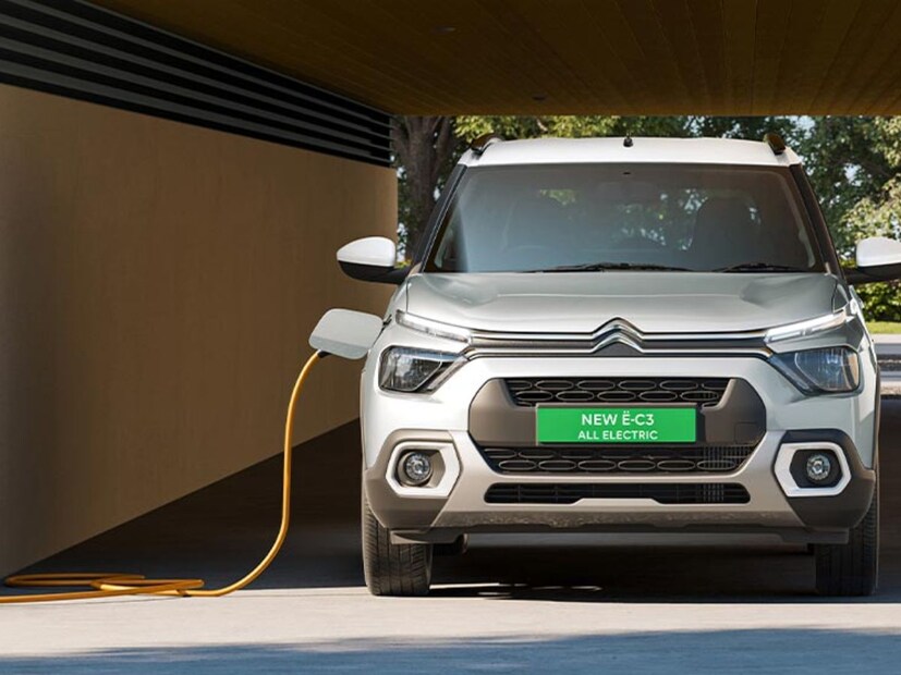 फ्रेंच कार उत्पादक कंपनी citroen ने भारतात citroen eC3 नावाचं स्वस्त कार लाँच केली आहे. या कारमध्ये २९.२ kwh ची बॅटरी दिली आहे. सिंगल चार्जमध्ये ही कार 246 किमी रेंज देतेय.  कंपनीने दावा केला आहे की या कारची बॅटरी फक्त ५७ मिनिटांमध्ये ८० टक्के चार्ज होईल. या कारमध्ये डुअल एअरबॅग्य, पार्किंग सेंसर, ABS फिचर्स दिले आहे.