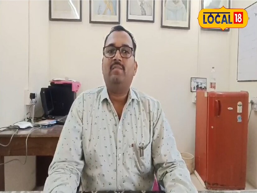 सोलापूर जिल्हा पशूसंवर्धन उपायुक्त डॉ. विशाल येवले यांनी सांगितलं की, जिल्ह्यात काही दिवसांपासून कावळ्यांचा अनैसर्गिक मृत्यू होतोय. याचे सॅम्पल पुणे आणि भोपाळ येथील प्रयोगशाळेत पाठवले असता त्यात विषाणूचा प्रभाव आढळला आहे. 