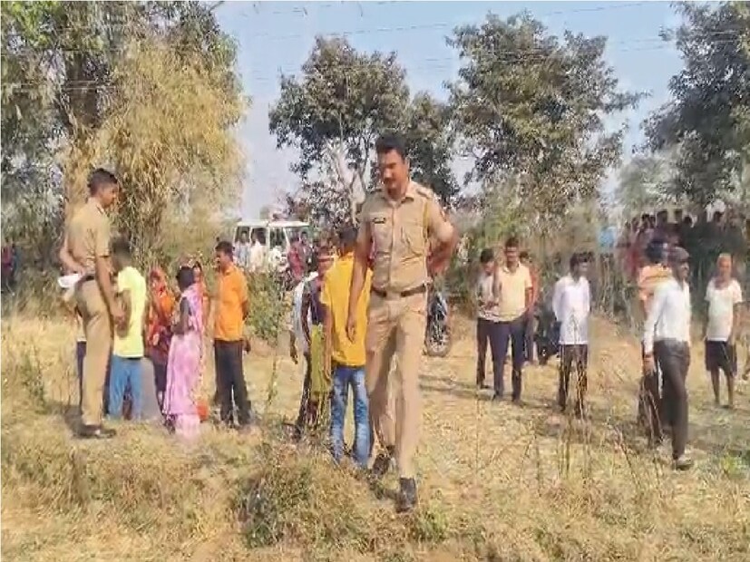 नरेश चौधरी असे मृत तरुणाचे नाव आहे तर श्रवण सोनवणे (25) असे अटक करण्यात आलेल्या आरोपीचे नाव आहे. नरेशची हत्या अनैतिक संबंधातून झाल्याचे सांगत अधिक तपशील देण्यास पोलिसांनी नकार दिला.