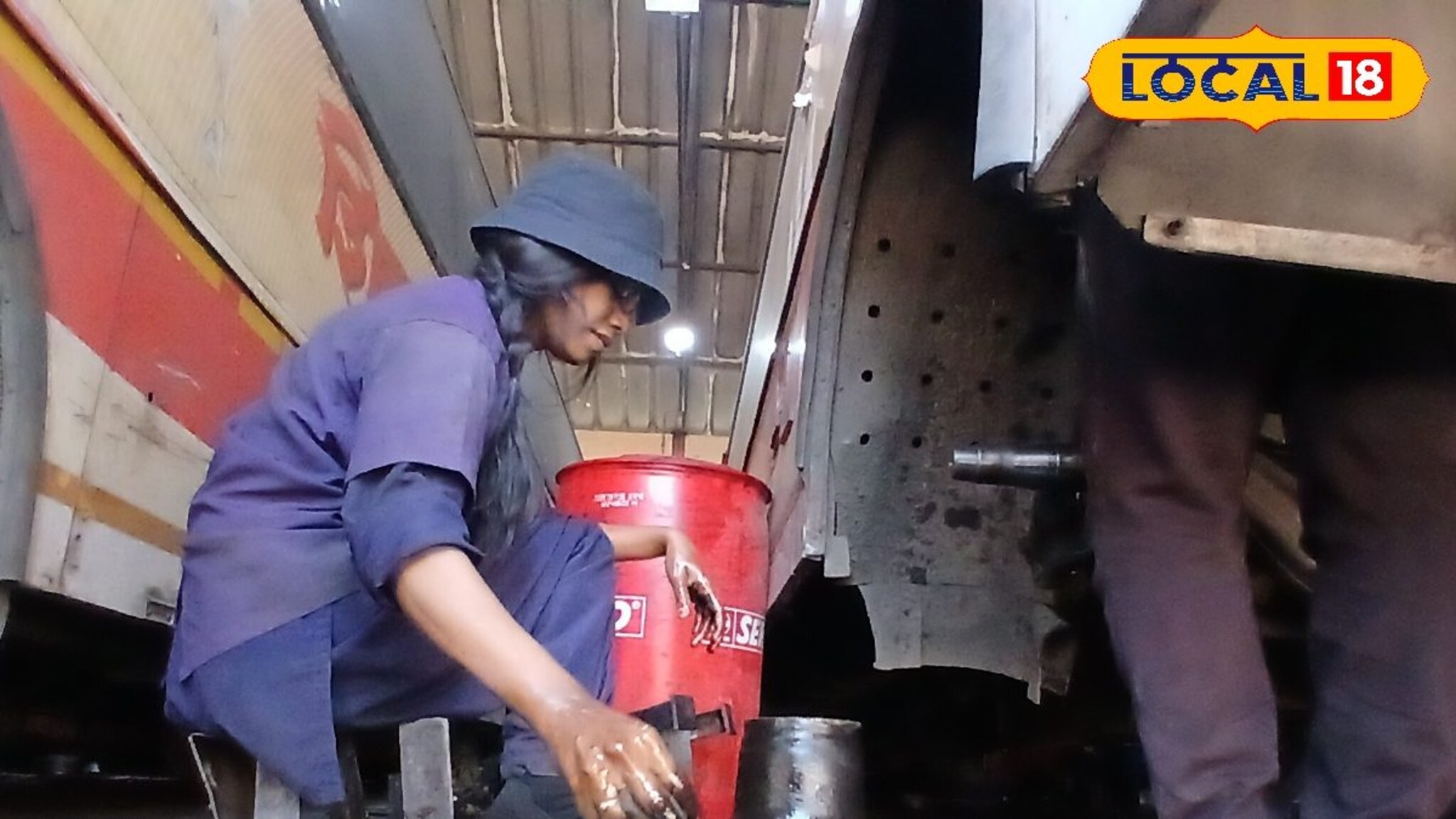 लालपरीची डॉक्टर! एका हातात पाना अन् दुसऱ्यात हातोडा, मेकॅनिकताई नुसत्या आवाजावरून ओळखतात घोटाळा!