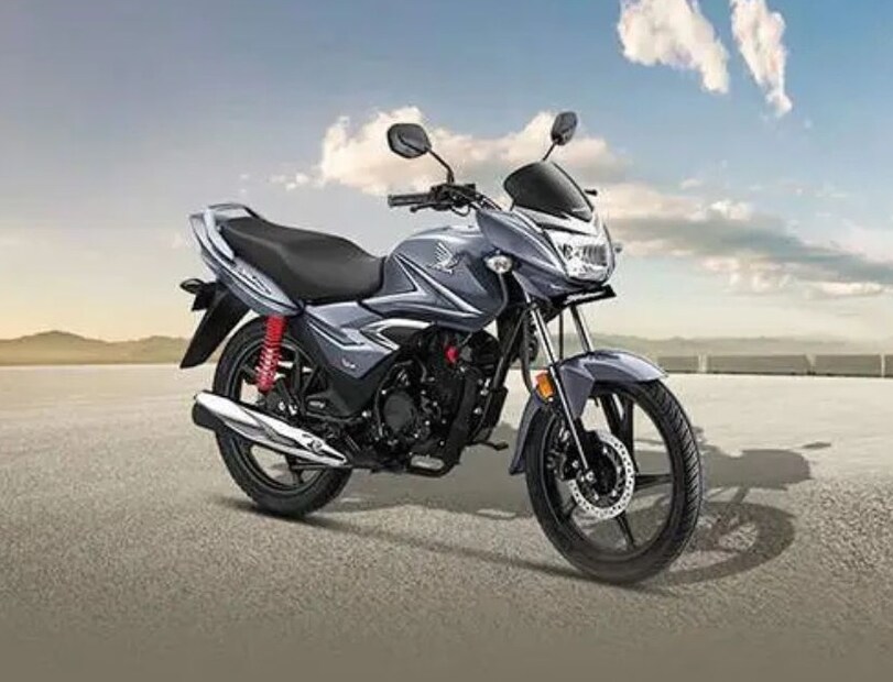 Honda Shineची नवीन किंमत काय आहे? : होंडा शाइनचे बाजारात ड्रम आणि डिस्क असे दोन प्रकार आहेत. या बाईकच्या ड्रम व्हेरिएंटची किंमत 1,242 रुपयांनी वाढली आहे. ज्यामुळे या मॉडेलची किंमत आता 84,493 रुपये झाली आहे. त्याच्या डिस्क व्हेरिएंटची किंमत 1,994 रुपयांनी वाढली आहे, ज्यामुळे या व्हेरिएंटची एक्स-शोरूम किंमत 89,245 रुपयांवर पोहोचली आहे.