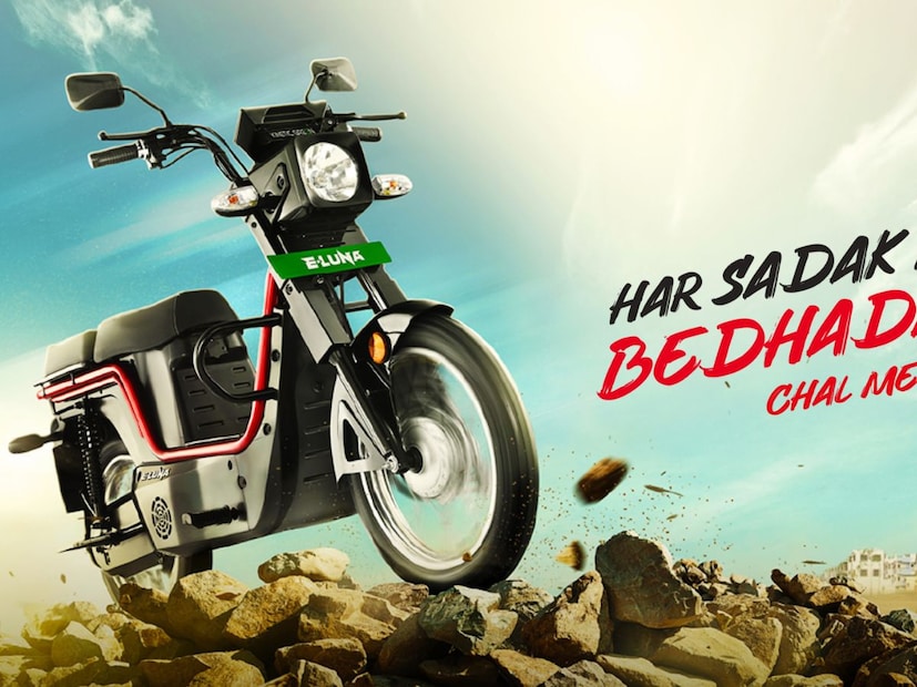  अपडेटेड कायनेटिक ई-लुना एकदा पूर्ण चार्ज केल्यावर २०० किलोमीटरपर्यंत धावेल. सध्याचे मॉडेल जास्तीत जास्त ५० किमी प्रतितास वेगाने धावू शकते आणि पूर्णपणे चार्ज होण्यासाठी चार तास लागतात. 