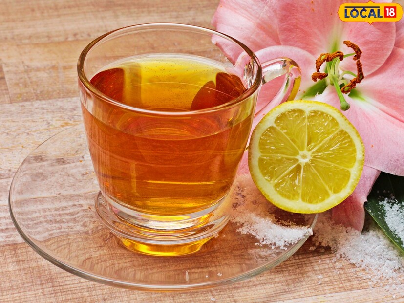 सर्वात आधी चहाचं भांड गॅसवर ठेवून पाणी उकळून घ्यावं. पाणी गरम होताच त्यात साखर, काळं मीठ, गरम मसाला आणि काळीमिरी पावडर घालावी. 