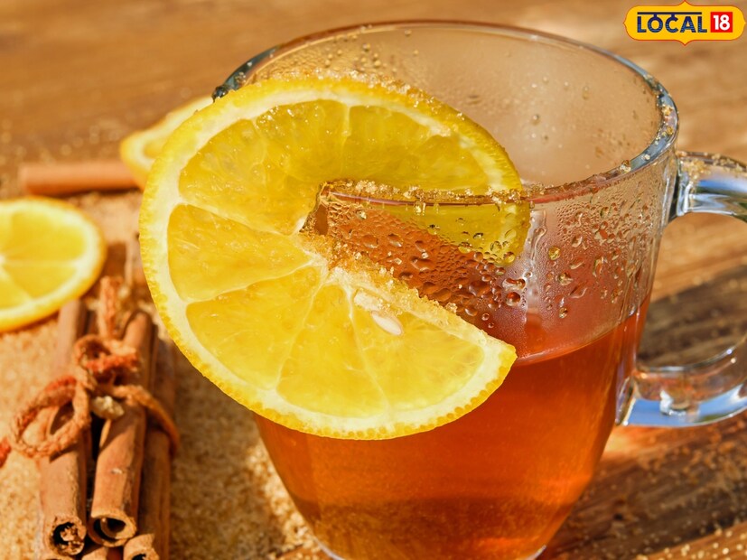 साखर, मीठ पाण्यात व्यवस्थित मिसळले की त्यात चहापावडर घालावी. मग 3 ते 4 मिनिटं छान उकळी येऊ द्यावी. 