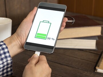 फोनची बॅटरी जास्त वेळ चालवायचीये? या सेटिंग करा ऑन, होईल फायदाच फायदा