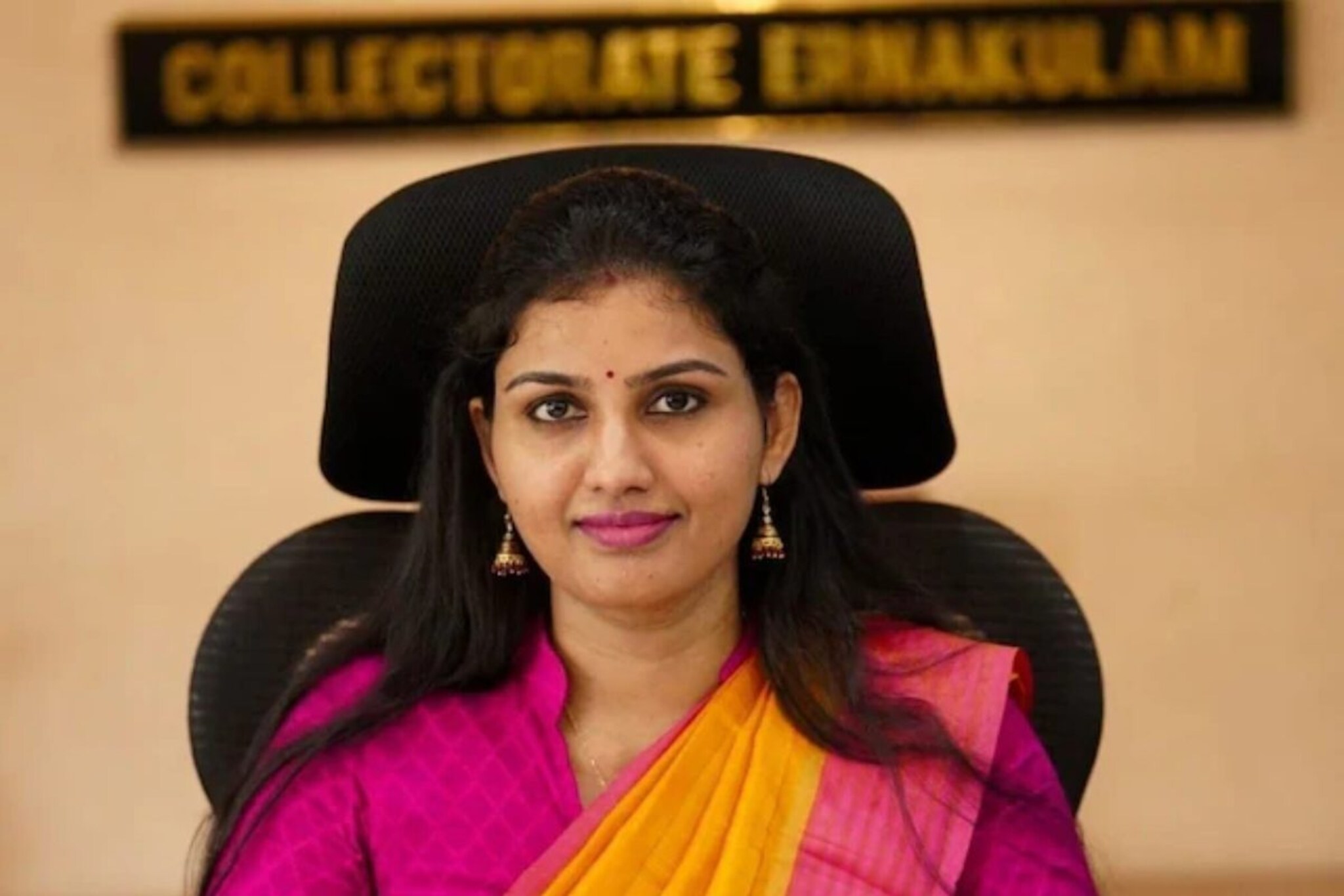 बस कंडक्टरची मुलगी पहिल्यांदा डाॅक्टर, जिल्हाधिकारी झाली, लाखो विद्यार्थ्यांची..