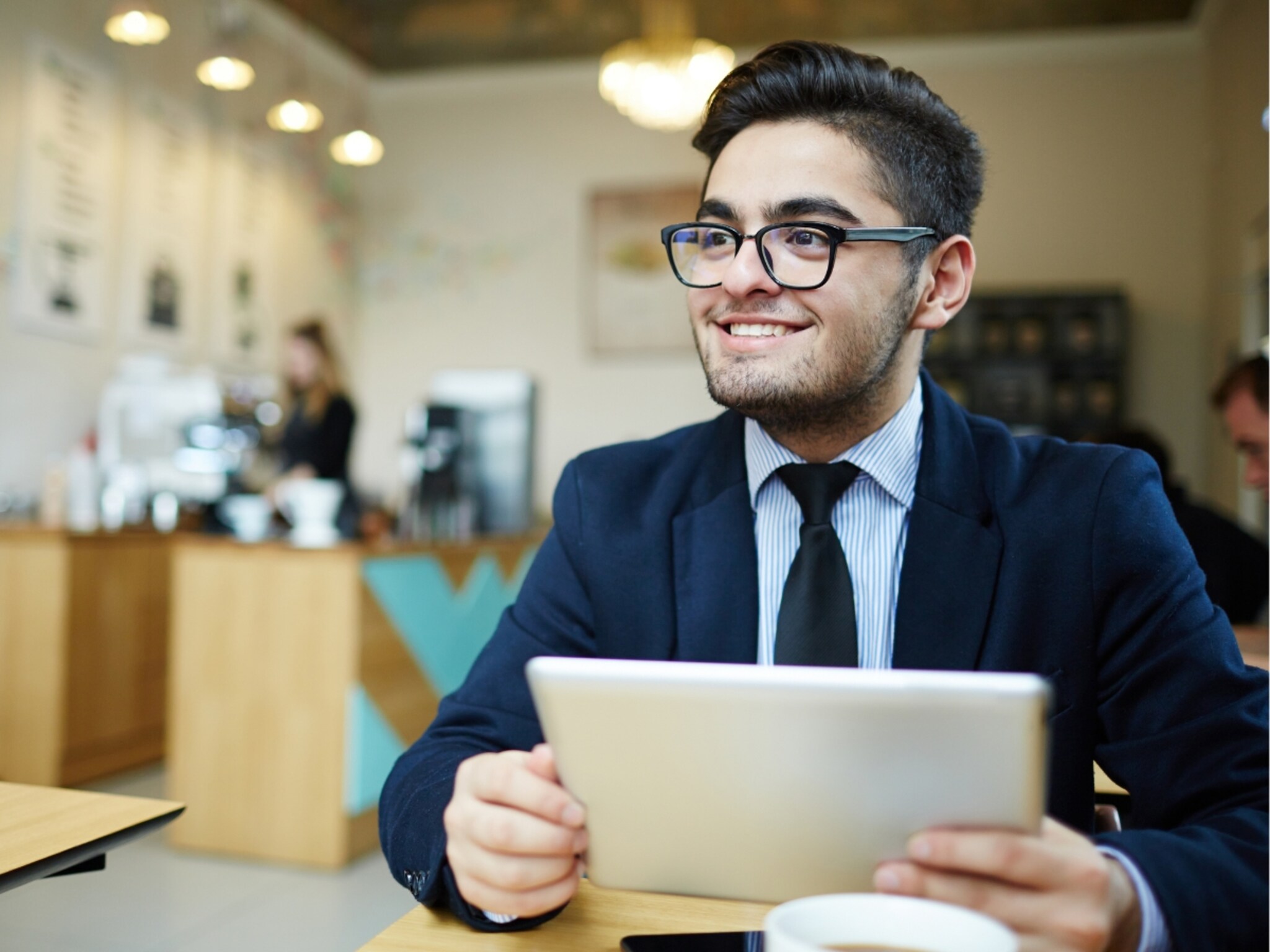 VastuTips: कामाच्या ठिकाणी फक्त अशा 3 वस्तू ठेवून पाहा; ऑफिसमध्ये तुमचाच गवगवा, करिअरमध्ये ग्रोथ