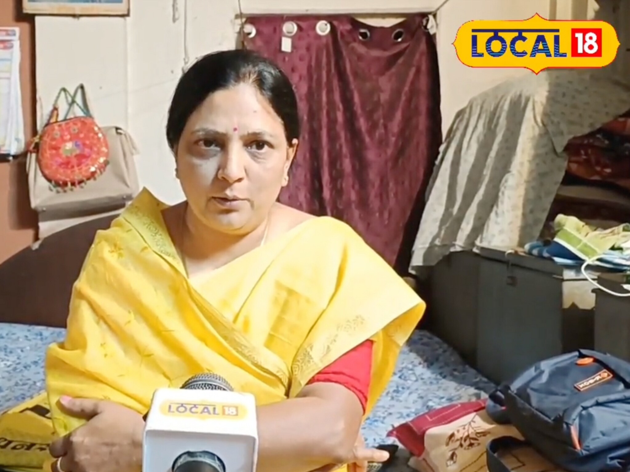 वडिलांचं छत्र हरवलं, पण आईने सोडली नाही जिद्द, 50 Km बाईक चालवत केली नोकरी; 2 मुलांनी मिळवलंय मोठं यश!