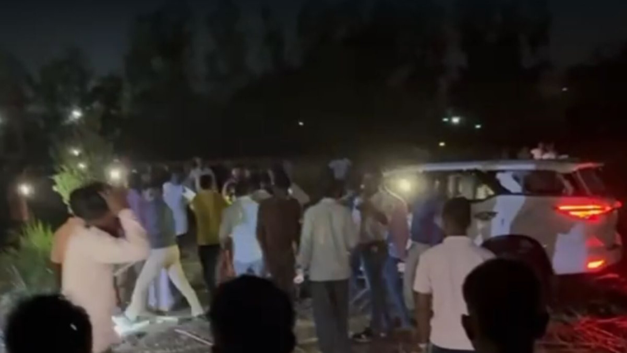 सांगलीत हिट अँड रन, आलिशान कारने 8 ते 10 वाहनांना उडवलं; हजारोंचा जमाव जमला अन्