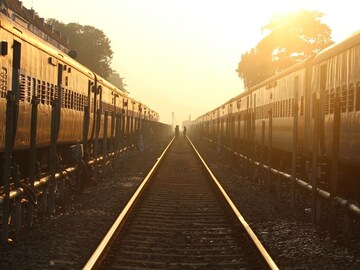 काही मिनिट, काही तास नाही, तब्बल 3 वर्षे लेट आली ट्रेन, वाट पाहत होती एक व्यक्ती काही मिनिट, काही तास नाही, तब्बल 3 वर्षे लेट आली ट्रेन, वाट पाहत होती एक व्यक्ती