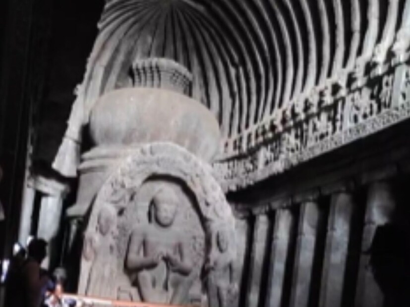 ऐतिहासिक आणि धार्मिक पर्यटन असलेल्या वेरूळ लेणीतील दहा नंबरच्या लेणीतील बौद्ध मूर्तिवर किरणोत्सव सोहळा  पर्यटकासह भाविकांना अनुभवयास मिळाला.