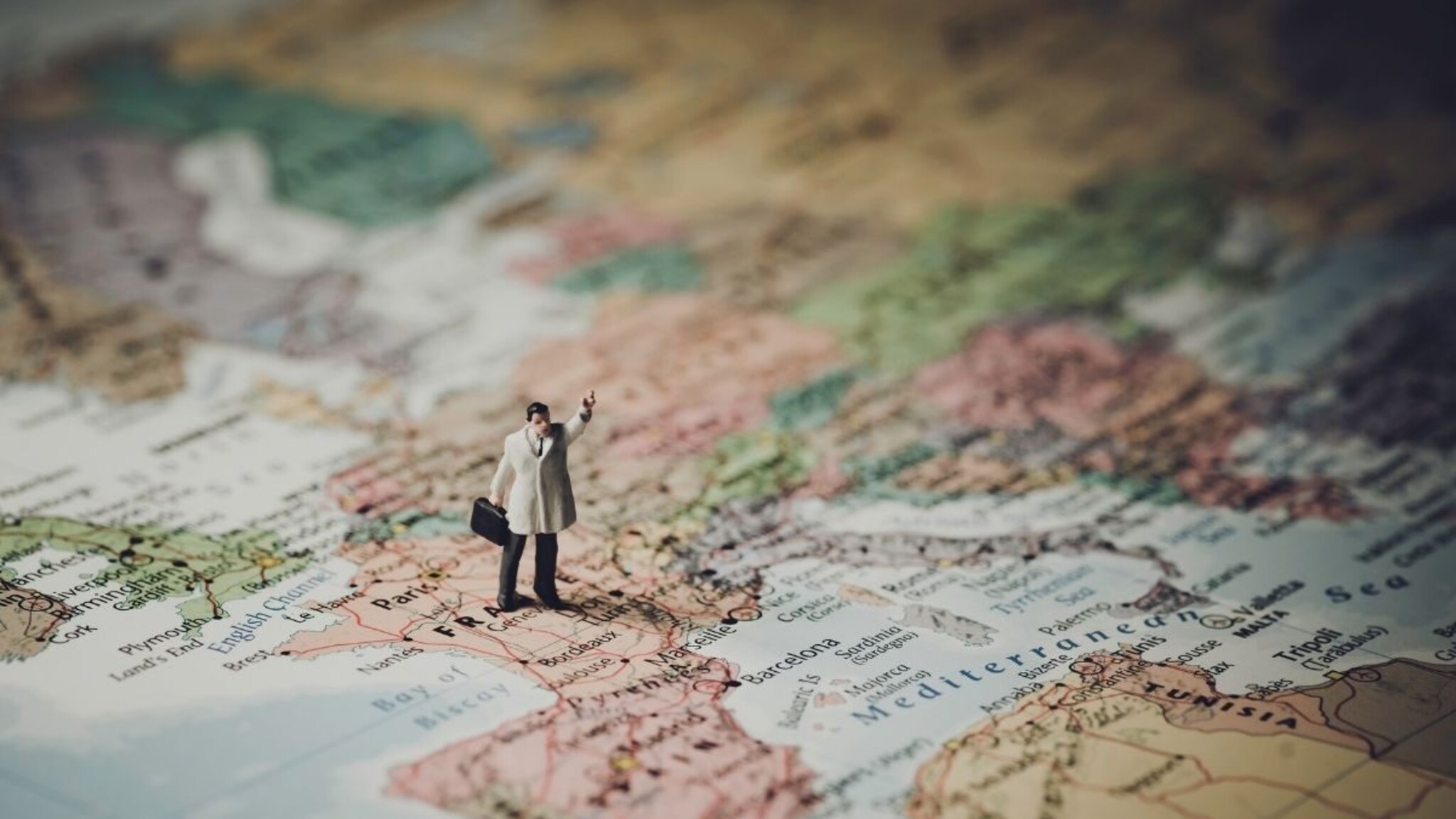 World Travel : संपूर्ण जग चालत फिरायचं तर किती दिवस लागतील?