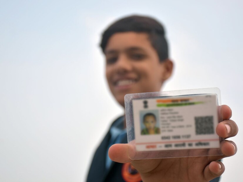डुप्लिकेट आधार कार्ड ऑनलाइन कसे मिळवायचे? : सर्वप्रथम, युनिक आयडेंटिफिकेशन अथॉरिटी ऑफ इंडिया (UIDAI) च्या अधिकृत वेबसाइटला भेट द्या. UIDAI वेबसाइटवर “Aadhaar Services” सेक्शन शोधा. हे मुख्य मेनूमध्ये किंवा ड्रॉप-डाउन मेनूमध्ये आढळू शकते.