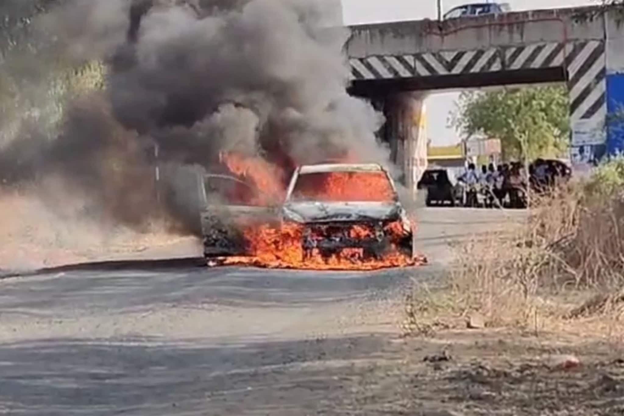 नव्या कोऱ्या कारची पहिलीच सर्व्हिस, ट्रायल घेण्यासाठी बाहेर आणली अन् कोळसा झाली
