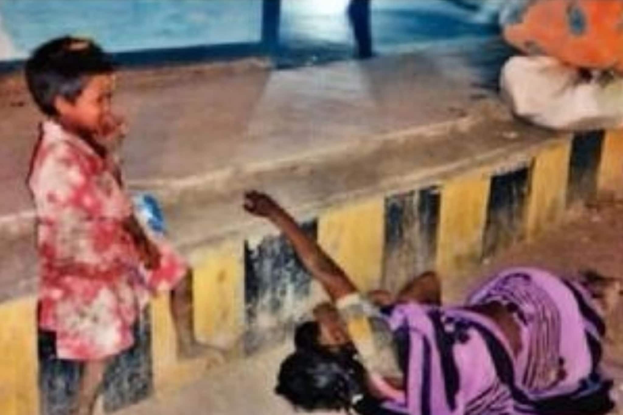 आई रस्त्यात निपचित, चिमुकला पित राहिला दूध, 3 वर्षीय मुलीचा सुन्न करणारा आक्रोश