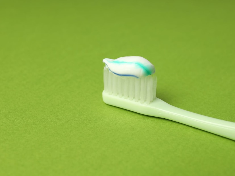 ब्रश करण्यापूर्वी पाणी प्यायल्याने काय फायदे होतात?पचनक्रिया सुधारते
शरीरातील विषारी घटक बाहेर टाकले जातात
 त्वचा चमकदार होते
बद्धकोष्ठतेचा त्रास कमी होतो