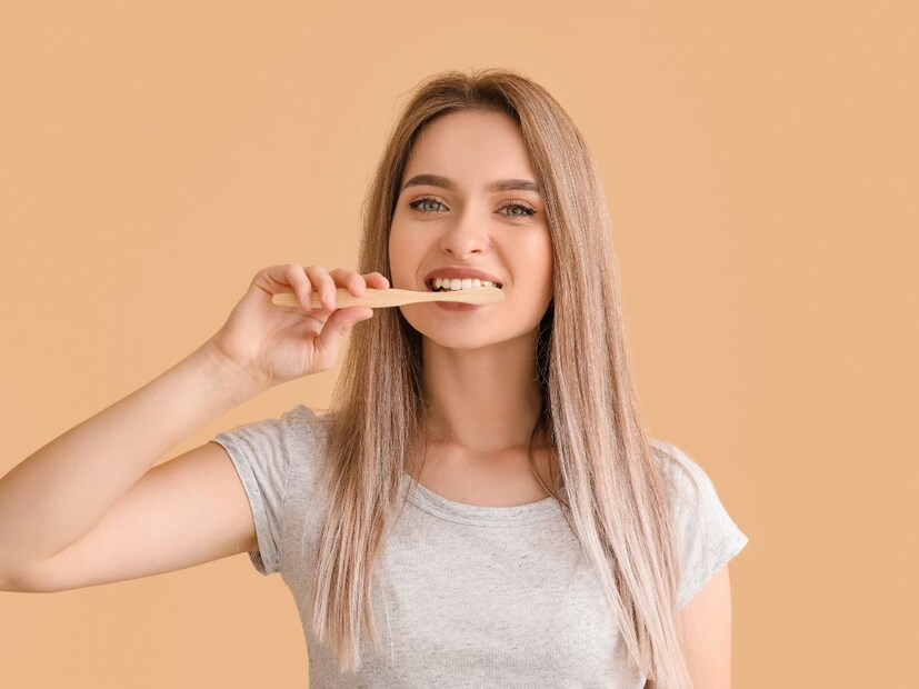 काही जण असं म्हणतात की रिकाम्या पोटी आणि ब्रश केल्या शिवाय पाणी प्यावं ज्यामुळे शरीराला अनेक फायदे होतात. पण अनेकांचं असं म्हणनं आहे की ब्रश न करता पाणी प्यायलो तर तोंडातील जंत पोटात जातील ज्यामुळे ते शरिरासाठी हानिकारक ठरेल. अशावेळी लोक संभ्रमात पडतात की काय करायचं? चला यासंदर्भात थोडं जाणून घेऊ.