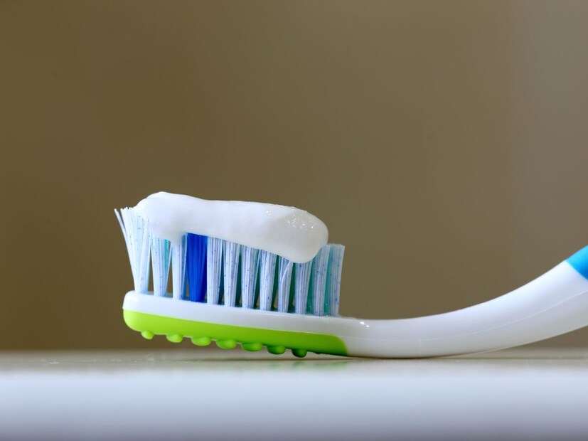 ब्रश केल्यानंतर पाणी प्यायल्याने काय होते?ब्रश केल्यावर तोंडातील नैसर्गिक लाळ नष्ट होते. ही लाळ पचनासाठी उपयुक्त असते. त्यामुळे ब्रशपूर्वी पाणी पिणे अधिक फायदेशीर मानले जाते.