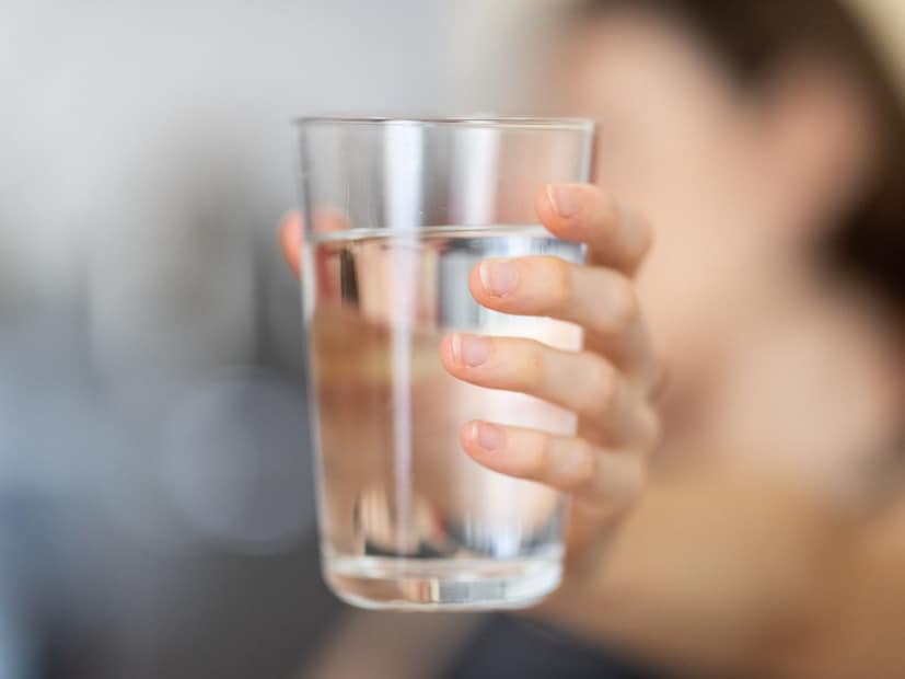 सकाळी उठल्यानंतर पाणी पिणं आरोग्यासाठी चांगलं आहे. त्यामुळे डॉक्टर देखील सकाळी रिकाम्या पोटी पाणी पिण्याचा सल्ला देताता. पण काही जणांना असा प्रश्न पडला आहे की अशावेळी ब्रश करुन पाणी प्यावं की ब्रश शिवाय पाणी प्यावं? कोणती पद्धत योग्य आहे? सकाळी उठल्यानंतर पाणी पिणं आरोग्यासाठी चांगलं आहे. त्यामुळे डॉक्टर देखील सकाळी रिकाम्या पोटी पाणी पिण्याचा सल्ला देताता. पण काही जणांना असा प्रश्न पडला आहे की अशावेळी ब्रश करुन पाणी प्यावं की ब्रश शिवाय पाणी प्यावं? कोणती पद्धत योग्य आहे?