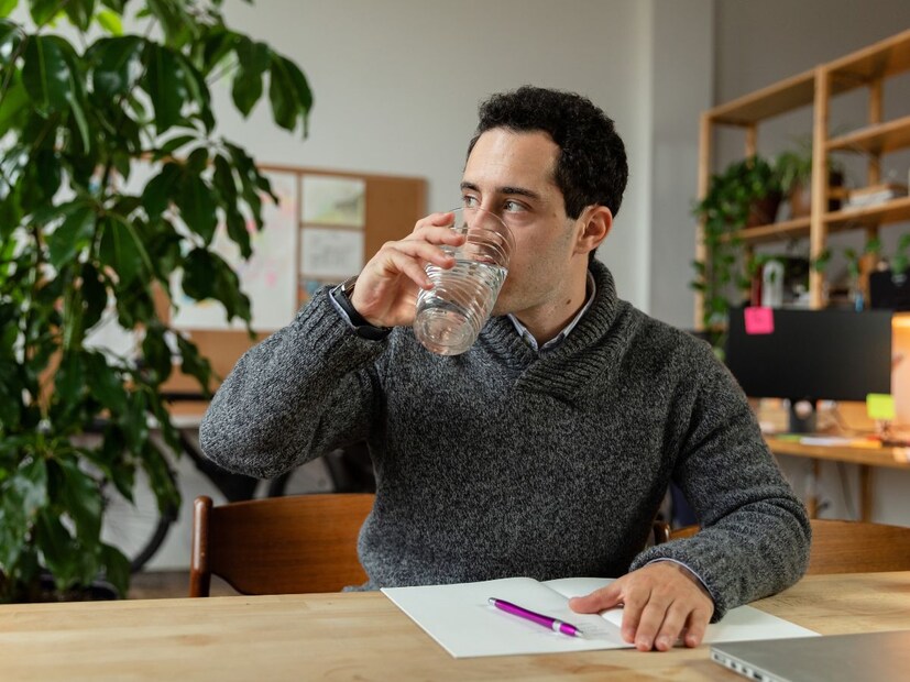 कोणत्या वेळी पाणी पिऊ नये?जेवणाच्या लगेच आधी किंवा नंतर पाणी पिऊ नये, कारण यामुळे पचनावर परिणाम होतो.