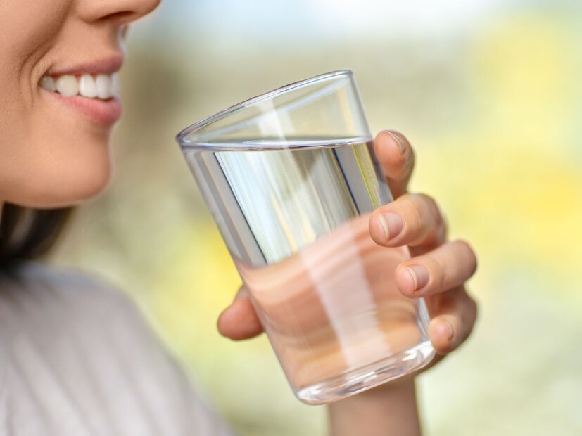 ब्रश करण्याआधी किती पाणी प्यावे?1-2 ग्लास कोमट पाणी प्यायल्यास शरीराला अधिक फायदे होतात. काहीजण कोमट लिंबूपाणी किंवा हर्बल टी देखील घेतात.