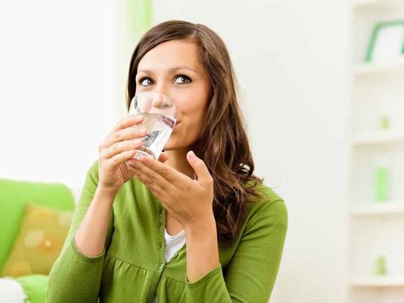 सकाळी पाणी पिण्याची योग्य पद्धत कोणती?उठल्यावर आधी पाणी प्या
15-20 मिनिटांनी ब्रश करा
ब्रश केल्यानंतर पाणी प्यायचे असल्यास थोड्या वेळाने घ्या