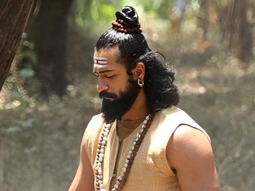 मराठी अभिनेता संतोष जुवेकरने छावा सिनेमात रायाजीची भूमिका साकारली. एवढ्या मोठ्या आणि ऐतिहासिक सिनेमात काम करण्याची संधी मिळाल्यामुळे संतोष जुवेकर स्वतःला भाग्यश्याली समजतो. त्याने अनेक मुलाखतींमध्ये याविषयी उल्लेख केला. याशिवाय त्याने या सिनेमात काम करण्याचा अनुभव शेअर केला.