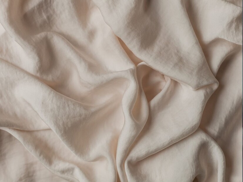 व्हिडीओत या प्रश्नाचं उत्तर देण्यात आलेलं नाही. पण युझर्सनी याचं उत्तर देण्याचा प्रयत्न केला आहे. तो कपडा आहे कफन. जो व्यक्ती आयुष्यात फक्त एकदाच घालतो. त्याच कपड्यावर त्याचे अंत्यसंस्कार होतात.