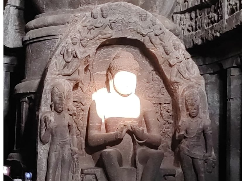 या लेण्यातील दहा नंबरच्या बौद्ध लेणीवर सूर्य उत्तरायणला जात असताना सूर्यकिरणे येत असतात. ही सूर्यकिरणें मूर्तिच्या चेहऱ्यावर आली असल्याचं पाहायला मिळालं. गेली सहा वर्षापासून दरवर्षी हा सूर्यकिरणोत्सव होत आहे.