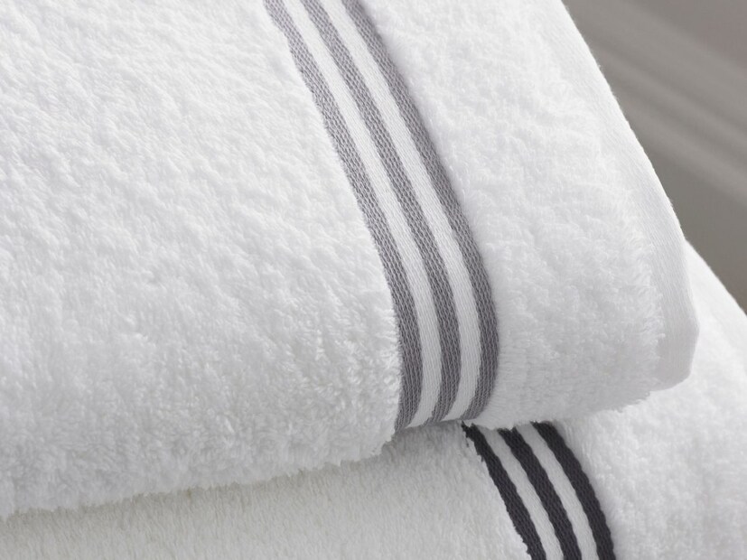 आपण जेव्हा नवीन टॉवेल विकत घेतो किंवा वापरतो, तेव्हा त्याच्या तळाशी एक वेगळी रेषा दिसते. याला आपण टॉवेलची डिझाइन समजतो. पण तुम्हाला माहितीय का की हे फक्त एक डिझाइन नाही तर त्यामागे खास कारण आहे.