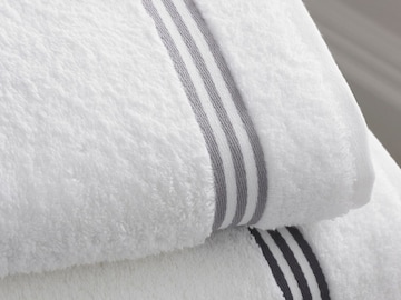 टॉवेलवर का असतात अशा लाईन? यामागे अशी कारणं, ज्याचा तुम्ही विचार देखील केला नसेल टॉवेलवर का असतात अशा लाईन? यामागे अशी कारणं, ज्याचा तुम्ही विचार देखील केला नसेल