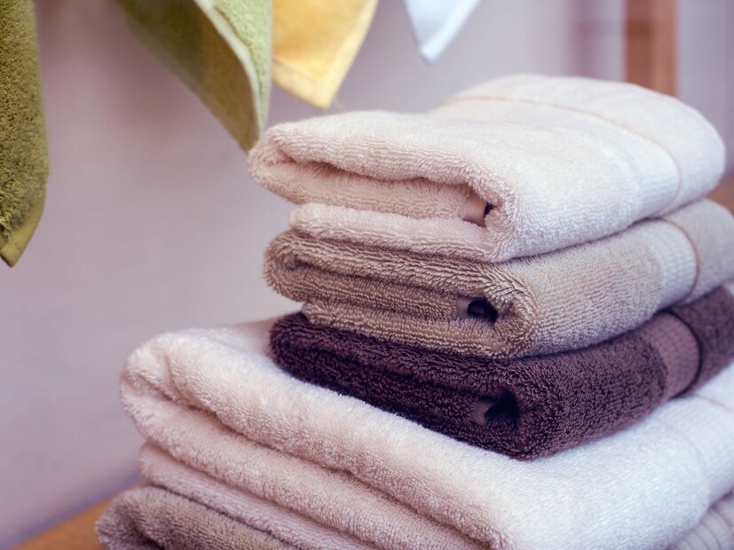 5) कोणता टॉवेल सर्वोत्तम?जर तुम्ही नवीन टॉवेल विकत घेत असाल, तर त्याच्या डॉबी बॉर्डरची गुणवत्ता पाहणं महत्त्वाचं आहे. जाडसर आणि व्यवस्थित विणलेला बॉर्डर असलेला टॉवेल अधिक टिकाऊ आणि चांगला असतो.