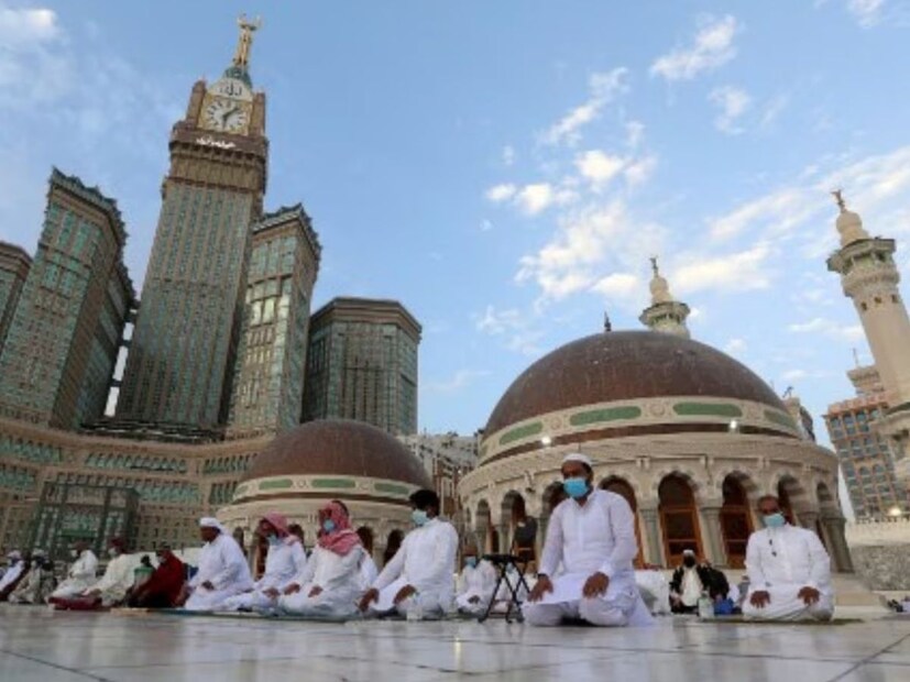 साधारणपणे सौदी अरेबियामध्ये भारताच्या एक दिवस आधी ईद साजरी केली जाते, यामागील कारण भौगोलिक परिस्थिती आहे. कारण चंद्र सर्वात आधी सौदी अरेबियामध्ये दिसतो.