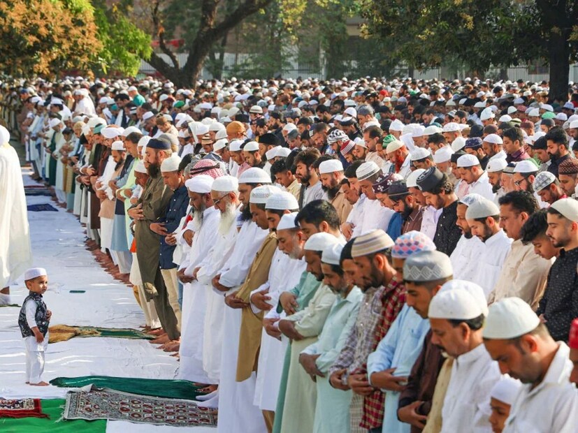 पण भारतातील एकमेव राज्य आहे जिथं ईदची तारीख सौदी अरेबियानुसार ठरवली जाते. इथं ईदसाठी सौदी अरेबियाचे नियम फॉलो केले जातात. हे राज्य आहे केरळ.  केरळमध्ये ईद-उल-फित्र इतर राज्यांपेक्षा एक दिवस आधी म्हणजेच सौदी अरेबियासह साजरी केली जाते.