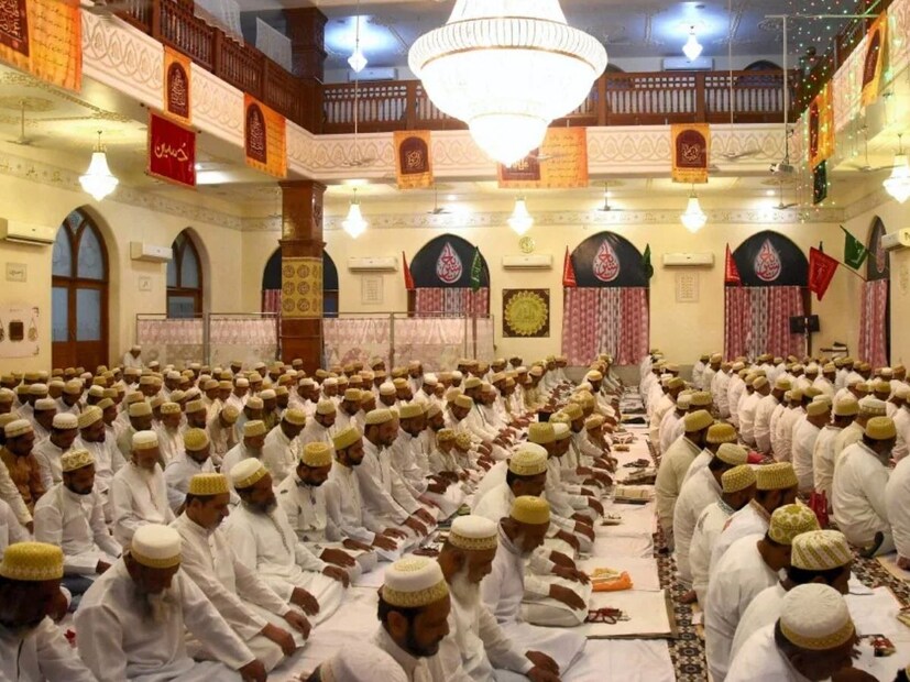 यामागे दोन कारणं आहेत. पहिलं म्हणजे किनारी राज्य असल्याने केरळमध्ये चंद्र कॅलेंडरच्या 29 व्या दिवशी दिसतो. बऱ्याचदा ही तारीख सौदी अरेबियाशी जुळते. दुसरी कारण म्हणजे केरळमध्ये मुस्लिम लोकसंख्या मोठी आहे आणि तिथले बरेच लोक सौदी अरेबियात काम करतात, त्यामुळे तिथले लोकही सौदी अरेबियासोबत ईद साजरी करतात.